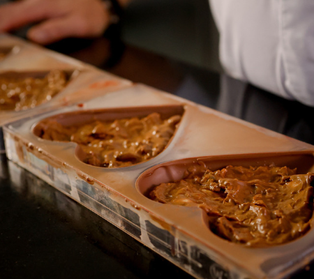 Wit chocolade hart met mango passievrucht ganache